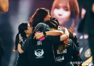 在女子电竞最大的舞台上，她们走出伤痛与家庭